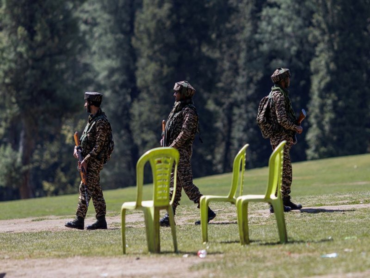 Pahalgam Terror Attack: भयंकर! पहलगाममागोमाग काश्मीरी पंडित आणि Indian Railway धोक्यात, संरक्षण यंत्रणा हाय अलर्टवर Pahalgam Terror Attack: भयंकर! पहलगाममागोमाग काश्मीरी पंडित आणि Indian Railway धोक्यात, संरक्षण यंत्रणा हाय अलर्टवर