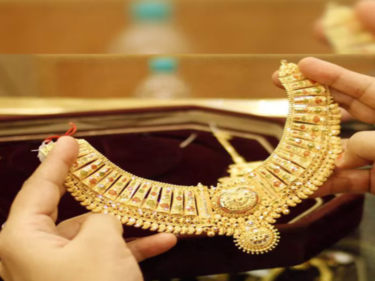 Gold-Silver Price Today: अक्षय्य तृतीयेच्या आधी सोन्याचे भाव घसरले, जाणून घ्या सोने-चांदीचे आजचे दर Gold-Silver Price Today: अक्षय्य तृतीयेच्या आधी सोन्याचे भाव घसरले, जाणून घ्या सोने-चांदीचे आजचे दर