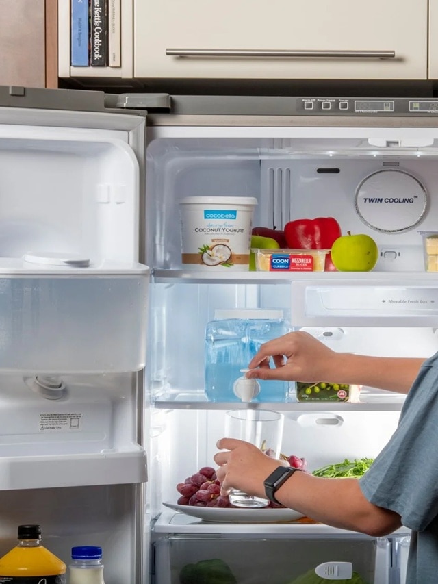 fridge water, Cold water, water cooler tastes like dirt, Fridge water taste bad, fridge water tastes funky, weird taste from water cooler, refrigerator water tastes like mold, why fridge water taste bad, फ्रिज, फ्रिजमधील पाणी, कोल्ड वॉटर, thand pani pinyache fayde, Fridge water bottle photos,Fridge water bottle taste bad