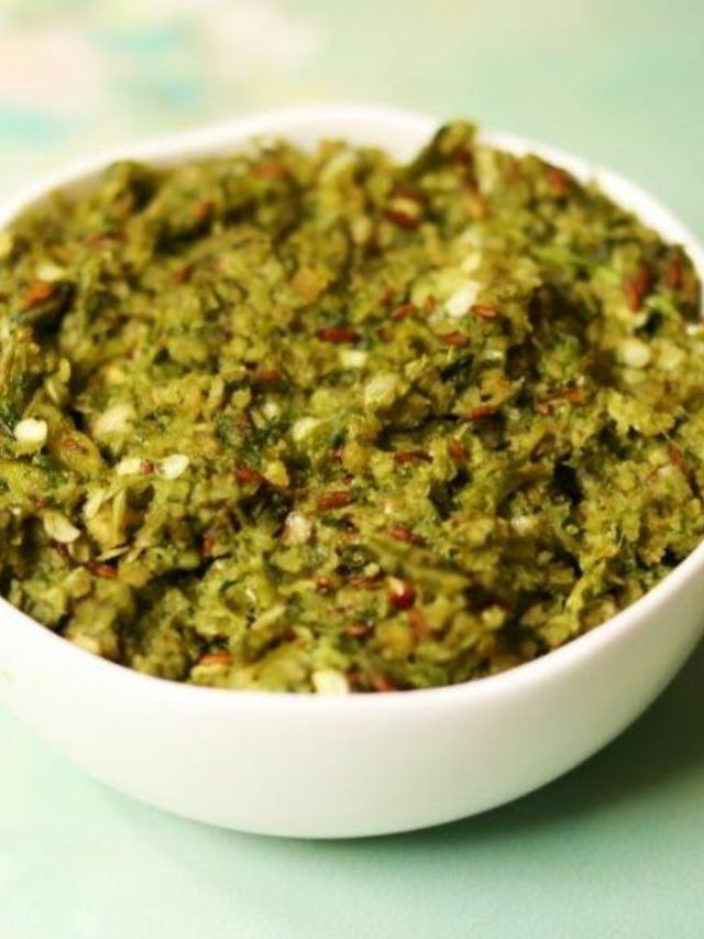 Maharashtra Din 2025 make Hirvi Mirchi Cha Thecha recipe in marathi