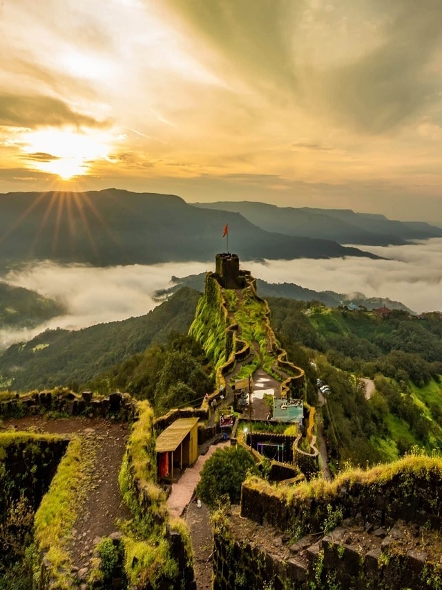 महाराष्ट्रातील 10 प्रसिद्ध पर्यटनस्थळं, आयुष्यात एकदा तरी इथे नक्की जाऊन या