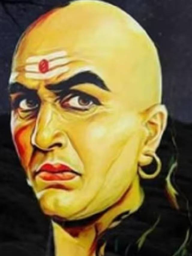 Chanakya Niti: &#039;या&#039; 5 सवयी असणाऱ्या लोकांपासून नेहमी दूर राहा