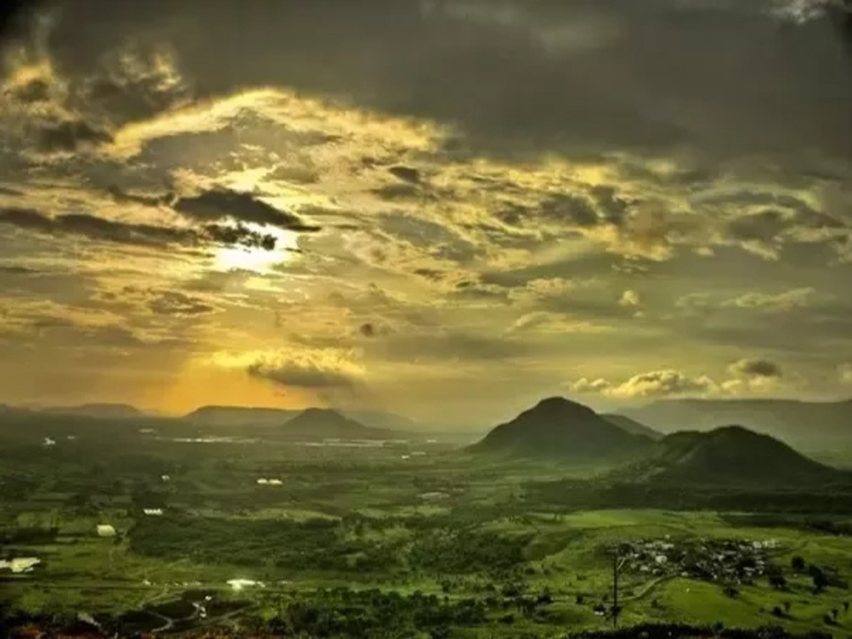 Maharashtra Weather News : मेघगर्जना अन् विजांचा कडकडाट… आठवड्याचा शेवट अवकाळी पावसानं