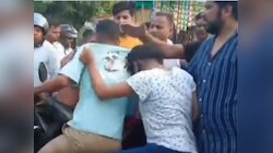गर्लफ्रेंडसोबत चाऊमीन खात होता मुलगा; आईने भररस्त्यावर दिला चांगलाच चोप, Video व्हायरल 