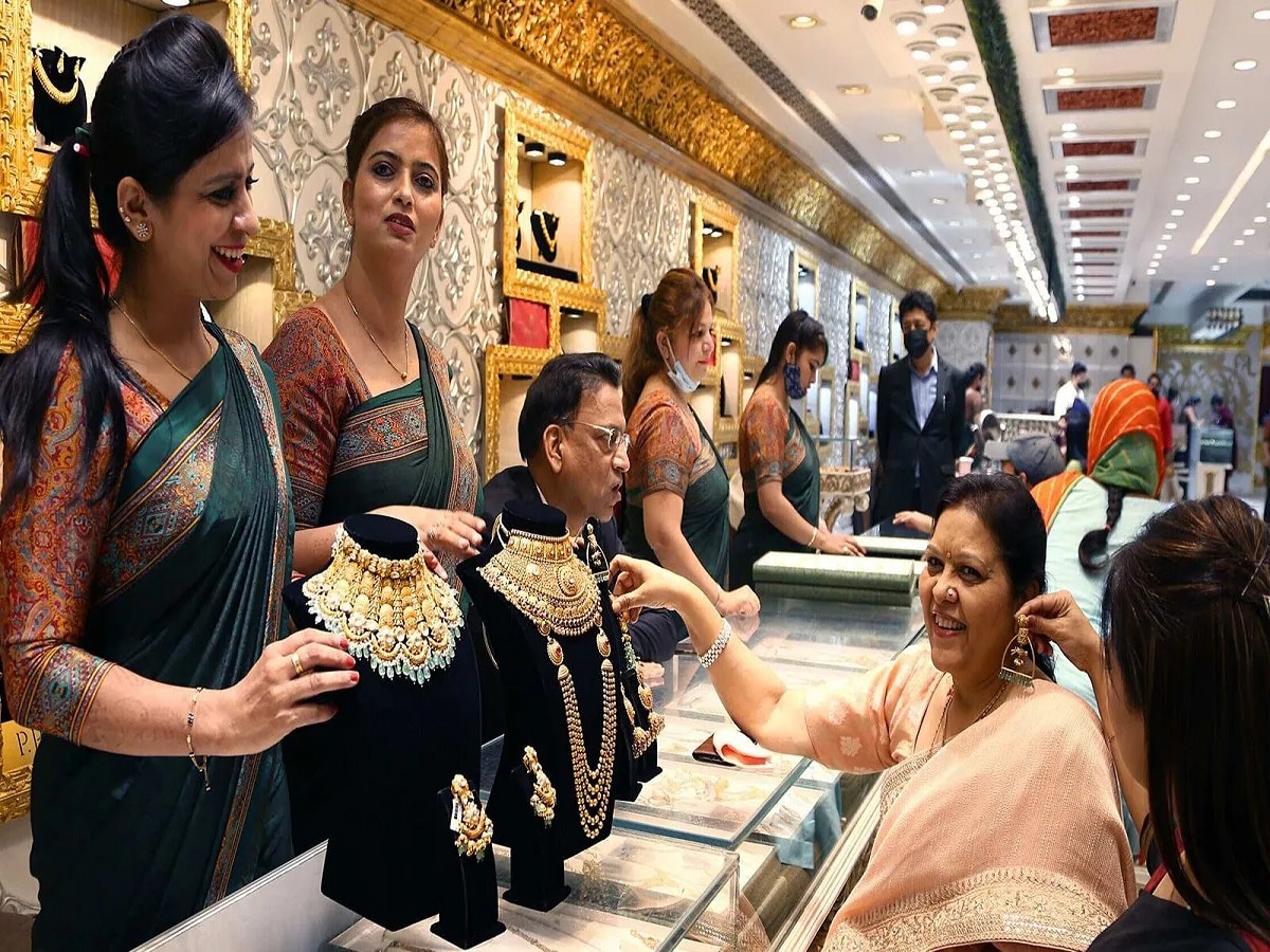 सोन्याच्या दरात मोठी घसरण; 15 दिवसांत सोनं 8 हजारांनी स्वस्त, जाणून घ्या नवे दर