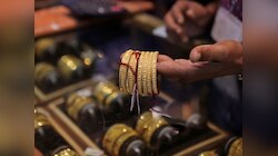सोन्याचे दर पुन्हा लाखाच्या उंबरठ्यावर! 10 ग्रॅम सोनं खरेदीसाठी किती रक्कम मोजावी लागेल, वाचा आजचा भाव 
