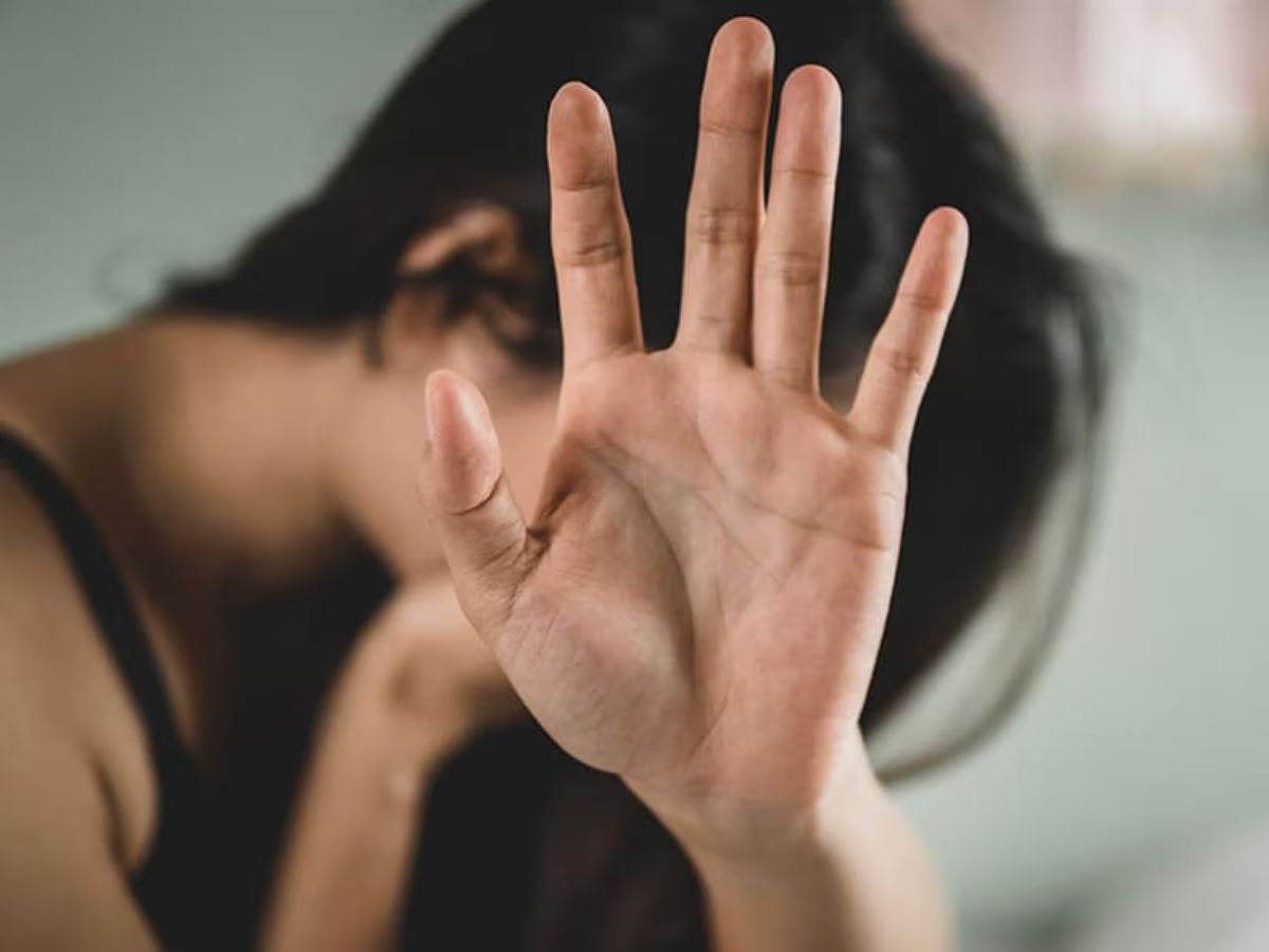 मैत्रिणीनेच केला घात! ड्रग्ज देऊन मित्रांच्या हवाली केले, महिनाभर सामूहिक बलात्कार, ‘ती’ एक चूक पडली महागात
