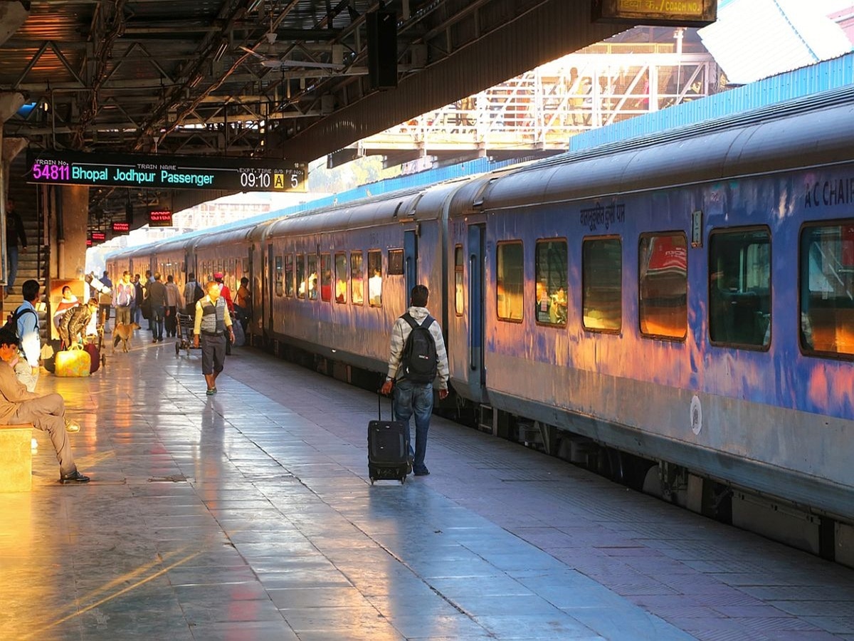 Indian Railway: काय सांगता, विमानातील 'हा' नियम रेल्वे प्रवासातही लागू? सक्तीचं पालन अपेक्षित