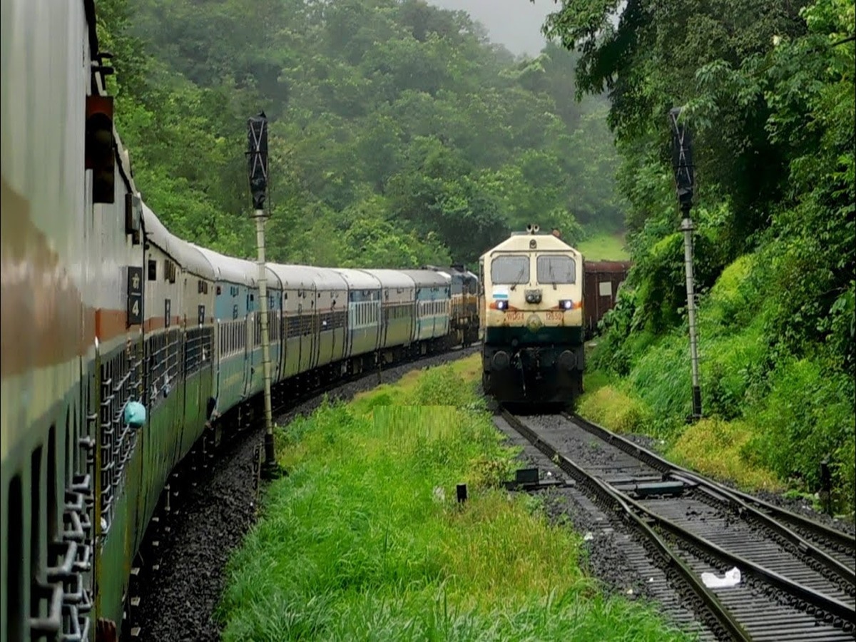 कोकण रेल्वेवर 15 जूनपासून लागू होणार पावसाळी वेळापत्रक; ट्रेनचा वेग कमी होणार, काही गाड्या रद्दही होणार