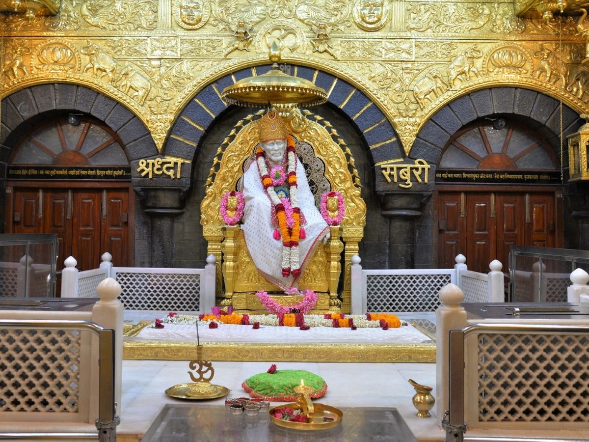 शिर्डीच्या साई दरबारात भक्तांना देणगीनुसार विशेष प्राधान्य; फक्त दर्शन आणि आरती हवी असेल तर...' शिर्डीच्या साई दरबारात भक्तांना देणगीनुसार विशेष प्राधान्य; फक्त दर्शन आणि आरती हवी असेल तर...'