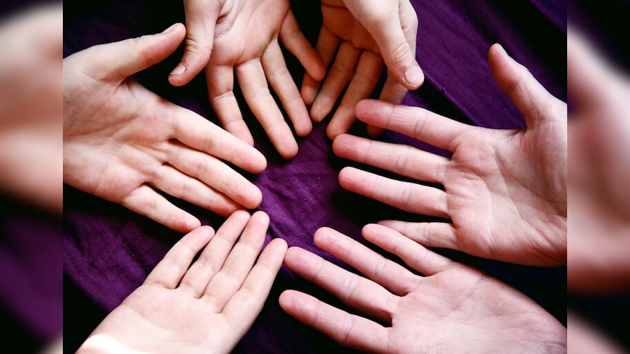 Palm Shape Personality Traits: तळहाताचा आकार उलगडतो व्यक्तिमत्वाचं रहस्य, जाणून घ्या