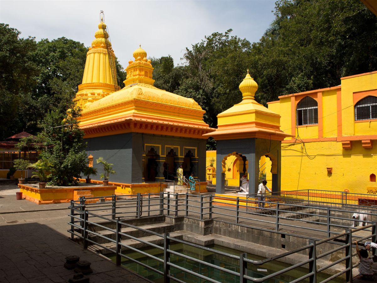 पुण्यातील 'या' ग्रामसभेचा ऐतिहासिक निर्णय; मंदिरात दर्शन घेण्याची 'ती' प्रथा केली रद्द!