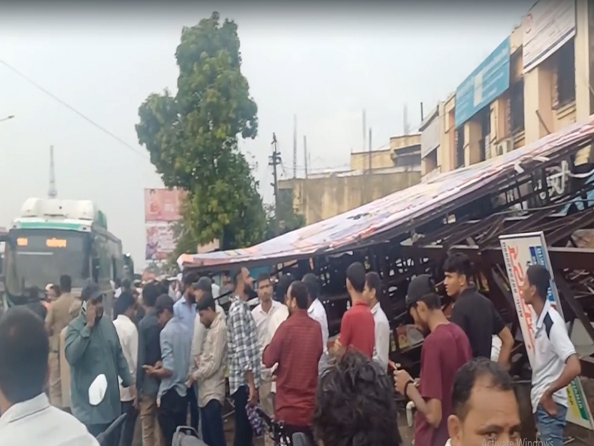 पुण्यात मोठी दुर्घटना! एकाचवेळी 3 ठिकाणी होर्डिंग कोसळले; अनेक वाहने होर्डिंगखाली अडकली