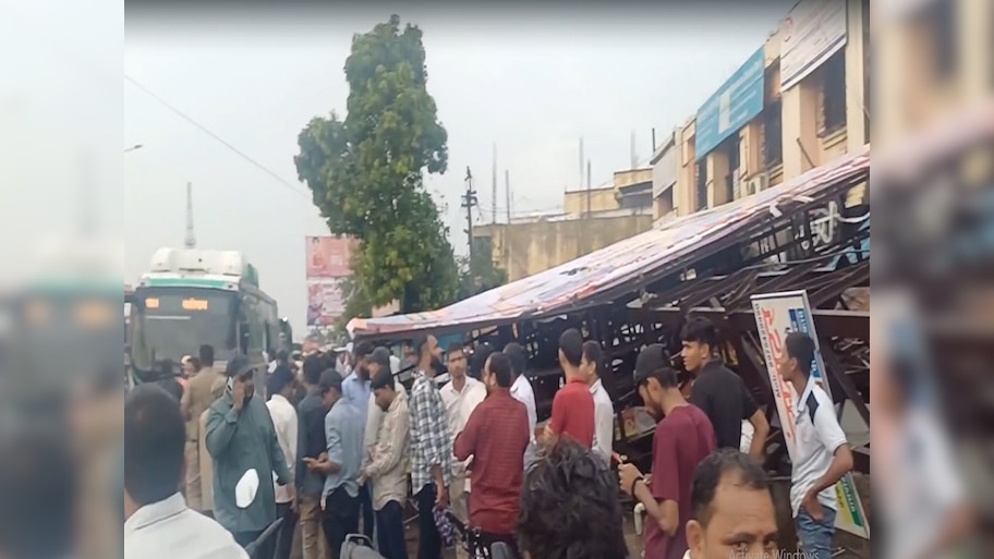 पुण्यात मोठी दुर्घटना! एकाचवेळी 3 ठिकाणी होर्डिंग कोसळले; अनेक वाहने होर्डिंगखाली अडकली