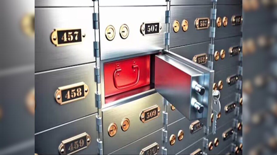 Rbi Rules : बँकेत कोण लॉकर  घेऊ शकतं? कोणत्या गोष्टी ठेवता येता आणि कोणत्या नाही? Bank Locker मधून वस्तू गहाळ झालं तर...?