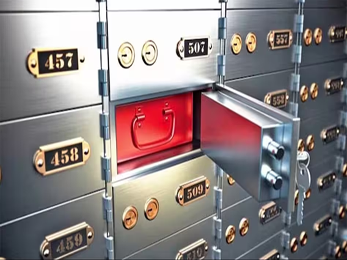 Rbi Rules : बँकेत कोण लॉकर घेऊ शकतं? कोणत्या गोष्टी ठेवता येता आणि कोणत्या नाही? Bank Locker मधून वस्तू गहाळ झालं तर...? Rbi Rules : बँकेत कोण लॉकर घेऊ शकतं? कोणत्या गोष्टी ठेवता येता आणि कोणत्या नाही? Bank Locker मधून वस्तू गहाळ झालं तर...?