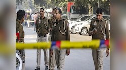 पत्नी कामावर जाताच घरात झोपलेल्या 17 वर्षीय तरुणाच्या डोक्यात सिंलेडर घातला, नंतर बेडवर बसून....; शेजारीही हादरले
