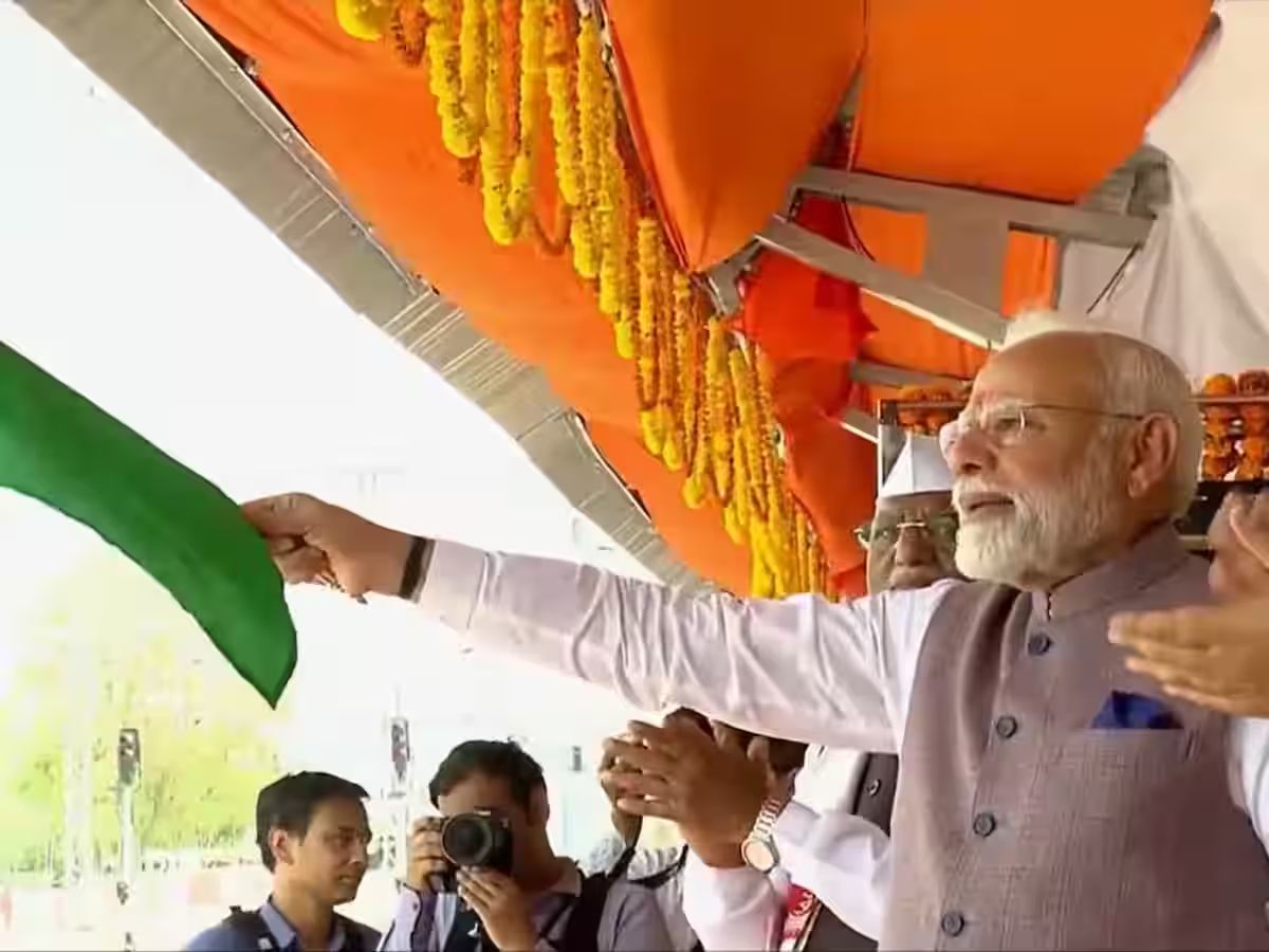 महाराष्ट्रातील प्रवाशांसाठी Good News! PM मोदींनी लाँच केली नवी सुपरफास्ट एक्स्प्रेस, ‘या’ 20 स्थानकांत थांबणार