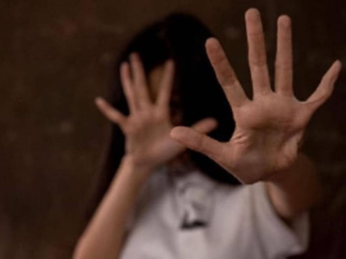 बाळाला स्तनपान करणाऱ्या सैनिकपत्नीला पाहून नियत फिरली, नराधमाने चाकूचा धाक दाखवला अन् मग… बाळाला स्तनपान करणाऱ्या सैनिकपत्नीला पाहून नियत फिरली, नराधमाने चाकूचा धाक दाखवला अन् मग…