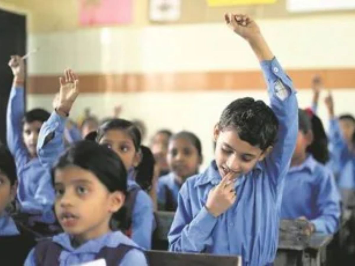 विद्यार्थ्यांची दिवसातून तीनवेळा हजेरी घेणार, गैरहजर असल्यास थेट पालकांना मेसेज येणार