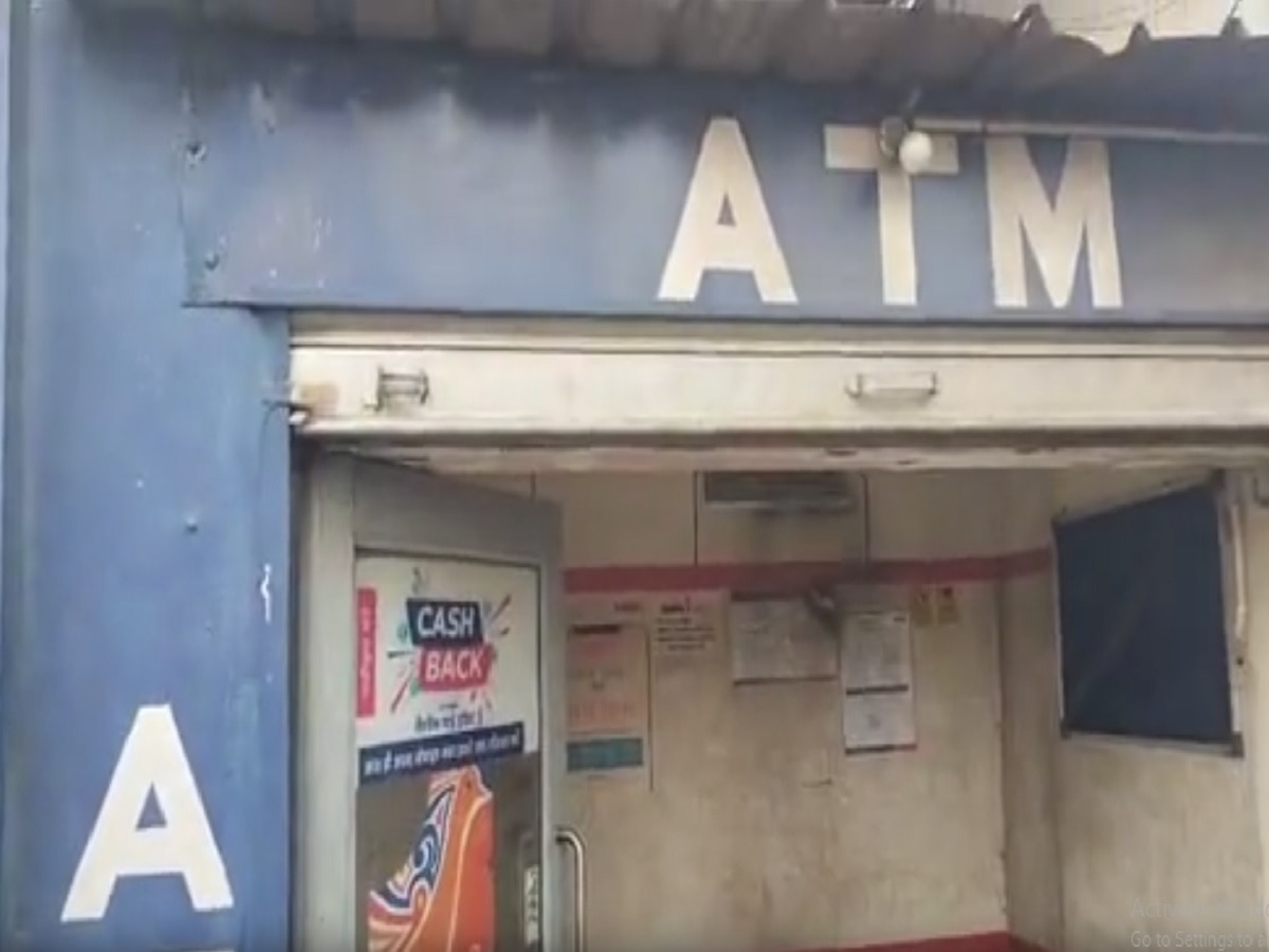 महाराष्ट्रात चोरट्यांचे थेट पोलिसांना चॅलेंज; मेन रोडवर असलेले ATM फोडले नाही तर डायरेक्ट उचलून नेले