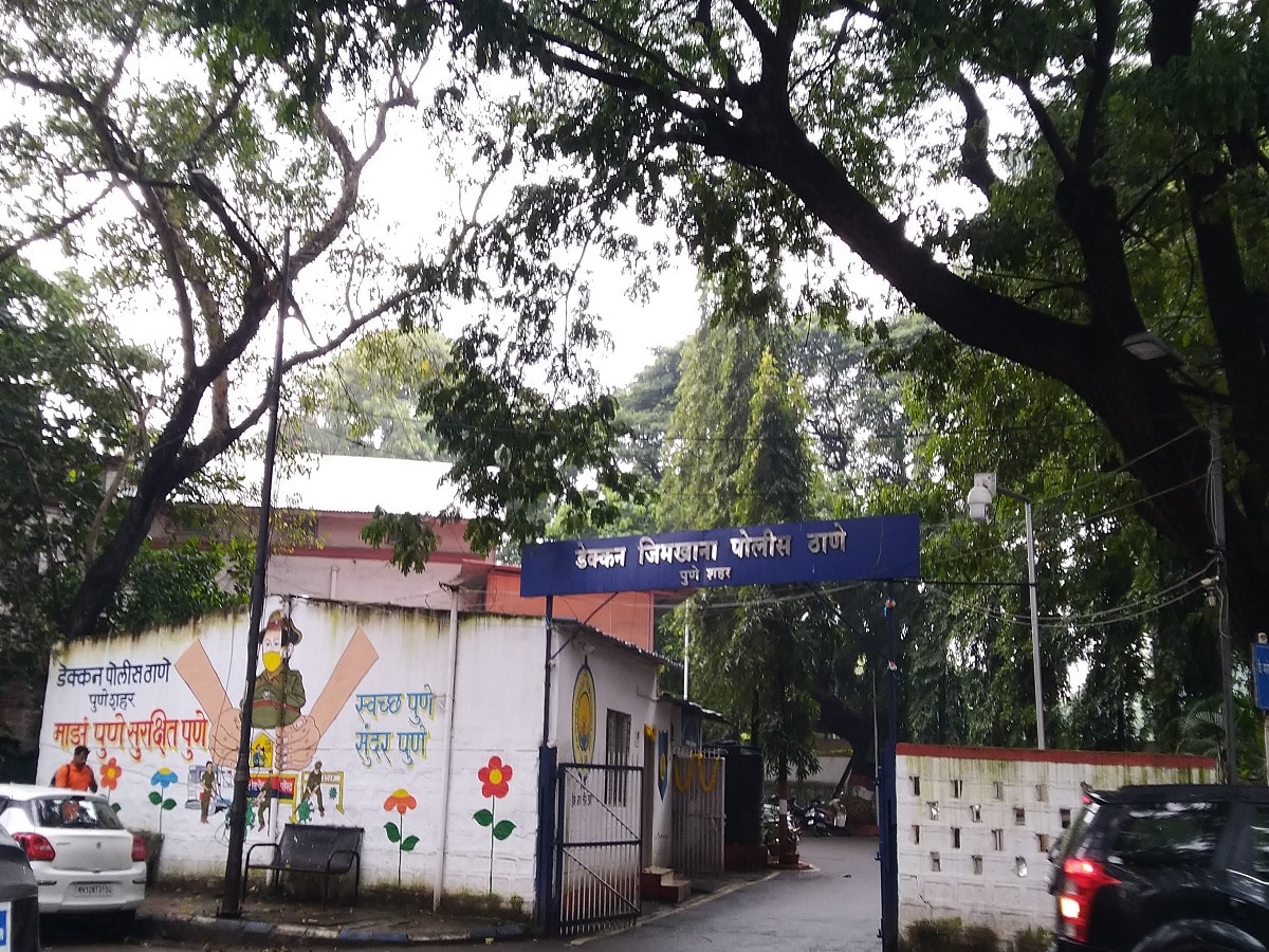 पुण्यात बाईने ‘त्याच्या’ कानाला चावा घेतला; होस्टेलमधील मुलींची छेड काढल्याच्या संशयावरुन राडा
