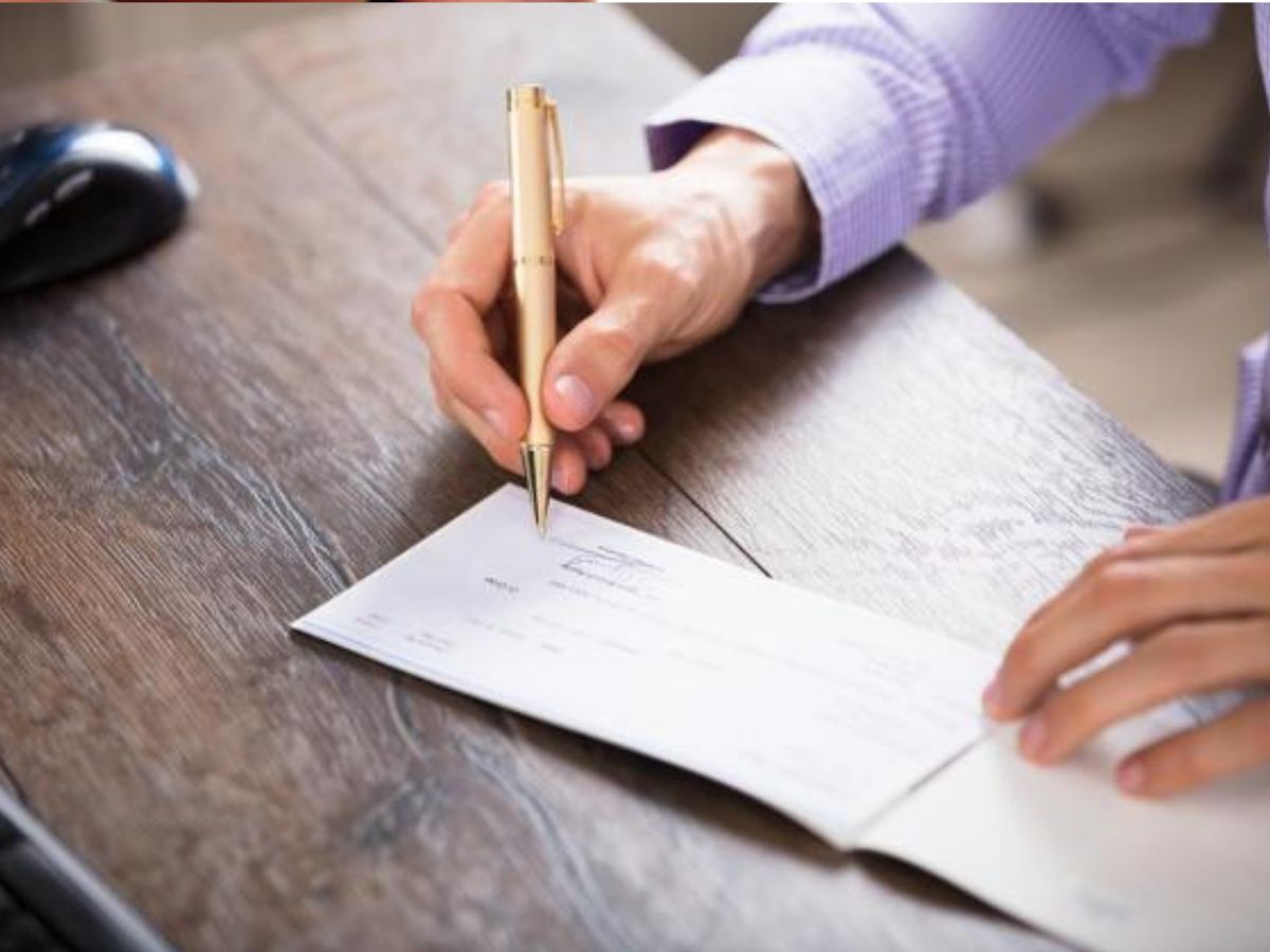 Cheque Backside Sign why does bank or cashier ask us to sign backside of cheque|बँक कर्मचारी ...