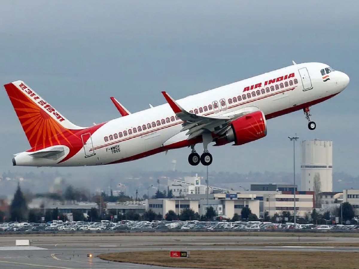 लंडनहून मुंबईला येणाऱ्या एअर इंडियाच्या विमानात 5 प्रवासी, 2 केबिन क्रू बेशुद्ध पडले लंडनहून मुंबईला येणाऱ्या एअर इंडियाच्या विमानात 5 प्रवासी, 2 केबिन क्रू बेशुद्ध पडले