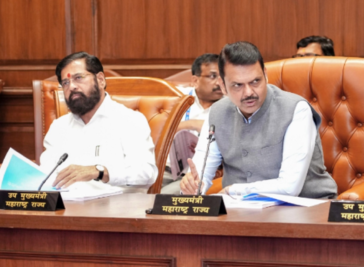 Chief Minister Devendra Fadnavis told controversial ministers it will be last chance in cabinet meeting