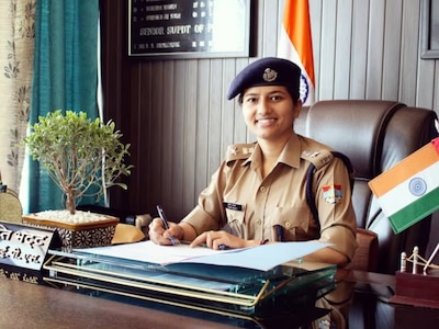 Success Story of IPS Officer Tripti Bhatt topper in UPSC rejected  government jobs | Success Story: वर्दीचं स्वप्न, ISRO ची नोकरी सोडली, 16  सरकारी नोकऱ्याही धुडकावल्या; पहिल्याच ...