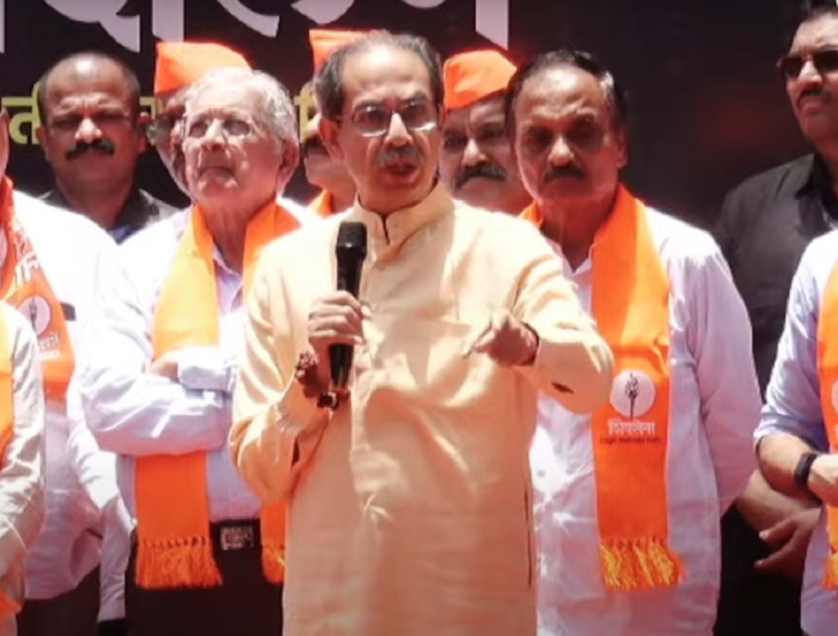 ‘मला फडणवीसांची कीव येते, वरती बापजादे…,’ शिवतीर्थावरुन उद्धव ठाकरे कडाडले; ‘किमान तुम्ही तरी…’