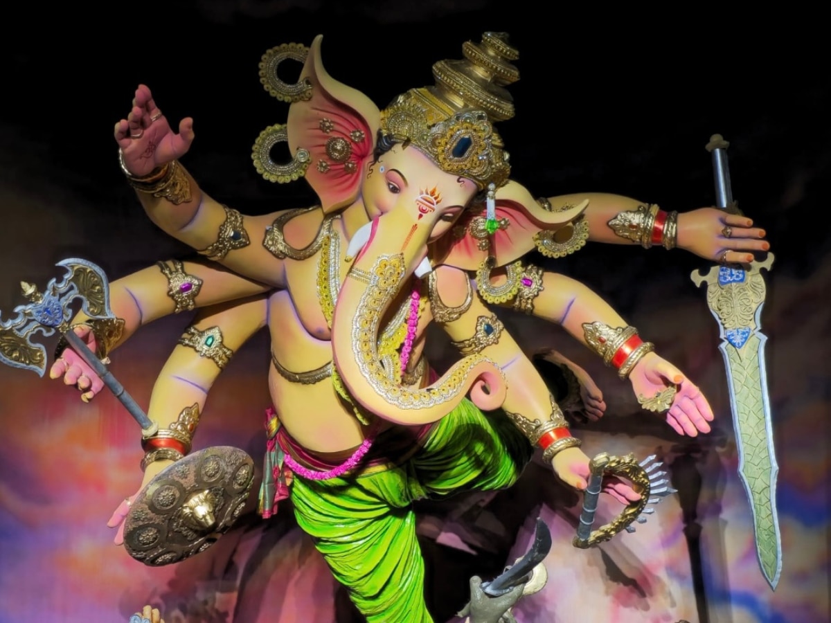 Ganeshotsav News Balancing Ganesha first time in Maharashtra Parelcha ...