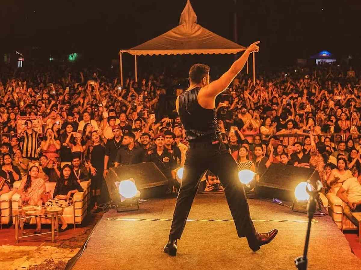 सिगारेटच्या वासामुळे वडिलांचा मार खाल्ला, ट्रेनमध्ये गाणं गाऊन केली कमाई, आज हा सुपरस्टार 100 कोटींचा मालक सिगारेटच्या वासामुळे वडिलांचा मार खाल्ला, ट्रेनमध्ये गाणं गाऊन केली कमाई, आज हा सुपरस्टार 100 कोटींचा मालक