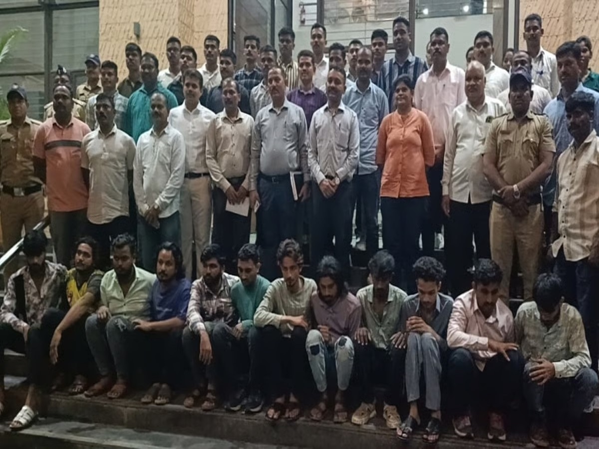 2504 बाटल्या, 12.43 लाख, 12 अटक अन् 41 रडारवर; ; संभाजीनगरात सर्वात मोठं रॅकेट उद्ध्वस्त 2504 बाटल्या, 12.43 लाख, 12 अटक अन् 41 रडारवर; ; संभाजीनगरात सर्वात मोठं रॅकेट उद्ध्वस्त