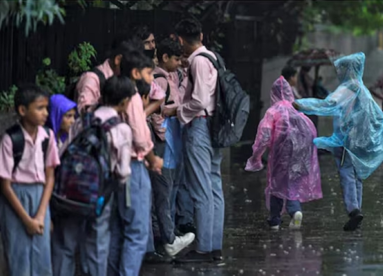 School Holiday: मुसळधार पावसामुळे 'या' जिल्ह्यातील शाळांना सुट्टी जाहीर, महाविद्यालयंही राहणार बंद School Holiday: मुसळधार पावसामुळे 'या' जिल्ह्यातील शाळांना सुट्टी जाहीर, महाविद्यालयंही राहणार बंद