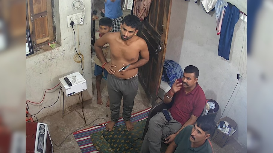 ना मंदिराबाहेर बसतो, ना रेल्वे स्टेशनवर; तरीही लाखो कमावतो हा भिकारी, वापरतो ही भन्नाट आयडिया