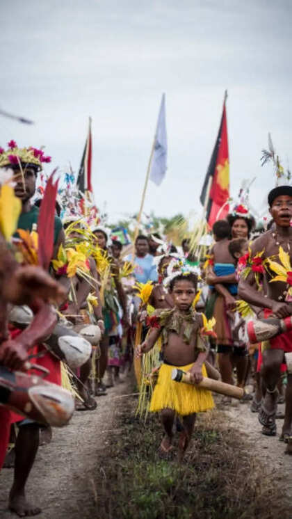 Samhan Tribes मुलांना पुरुष बनवण्यासाठी देतात 'हे' पेय, जमातीची परंपरा खूपच विचित्र ...
