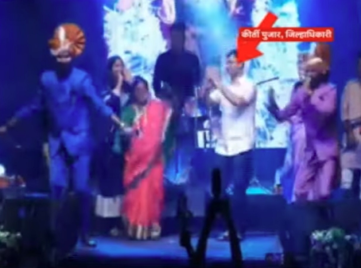 पुरामुळे शेतकरी टाहो फोडत असताना जिल्हाधिकारी मात्र नाचण्यात दंग; VIDEO मुळे संताप पुरामुळे शेतकरी टाहो फोडत असताना जिल्हाधिकारी मात्र नाचण्यात दंग; VIDEO मुळे संताप