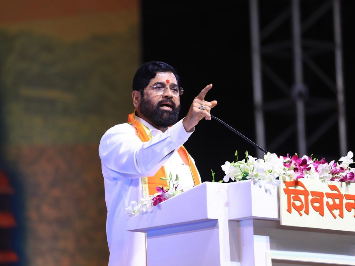 'एवढ्या वेगाने रंग बदलणारा सरडा कधी पाहिला नाही', फडणवीसांवरील त्या टीकेनंतर शिंदेंचा ठाकरेंवर हल्लाबोल 'एवढ्या वेगाने रंग बदलणारा सरडा कधी पाहिला नाही', फडणवीसांवरील त्या टीकेनंतर शिंदेंचा ठाकरेंवर हल्लाबोल