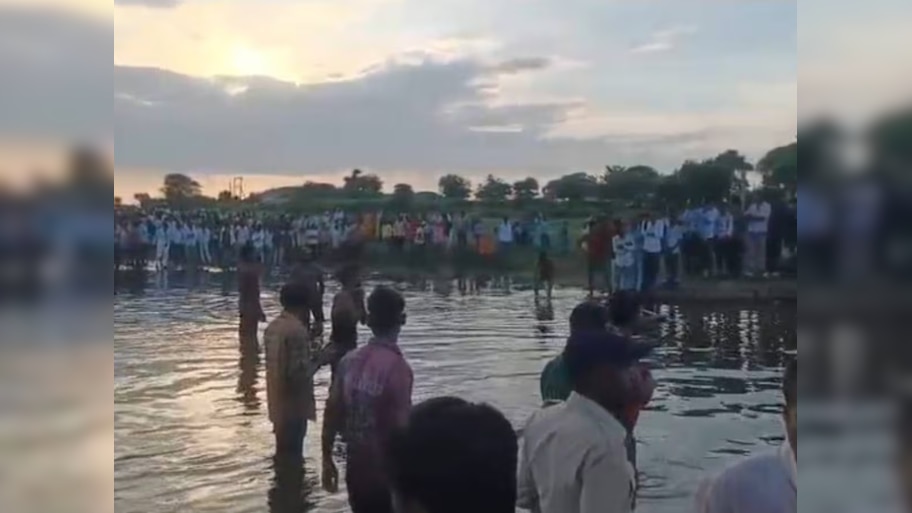 मध्य प्रदेशात देवीच्या विसर्जनादरम्यान मोठी दुर्घटना; ट्रॉली तलावात बुडून 13 जण ठार, मृतांमध्ये 10 लहान मुलं