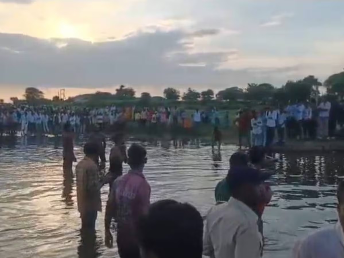मध्य प्रदेशात देवीच्या विसर्जनादरम्यान मोठी दुर्घटना; ट्रॉली तलावात बुडून 13 जण ठार, मृतांमध्ये 10 लहान मुलं मध्य प्रदेशात देवीच्या विसर्जनादरम्यान मोठी दुर्घटना; ट्रॉली तलावात बुडून 13 जण ठार, मृतांमध्ये 10 लहान मुलं