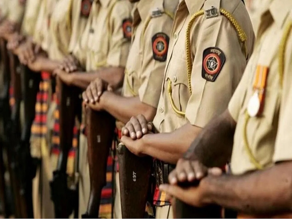 महाराष्ट्र पोलिसांच्या गणवेशात होणार मोठा बदल, मुख्यमंत्री फडणवीसांनी केली घोषणा! महाराष्ट्र पोलिसांच्या गणवेशात होणार मोठा बदल, मुख्यमंत्री फडणवीसांनी केली घोषणा!