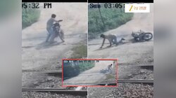 वेगाने बाईक पळवत असतानाच क्रॉसिंगला ट्रॅकवर घसरली, बाईक उचलणार इतक्यात एक्स्प्रेस आली अन्...; धडकी भरवणारा VIDEO