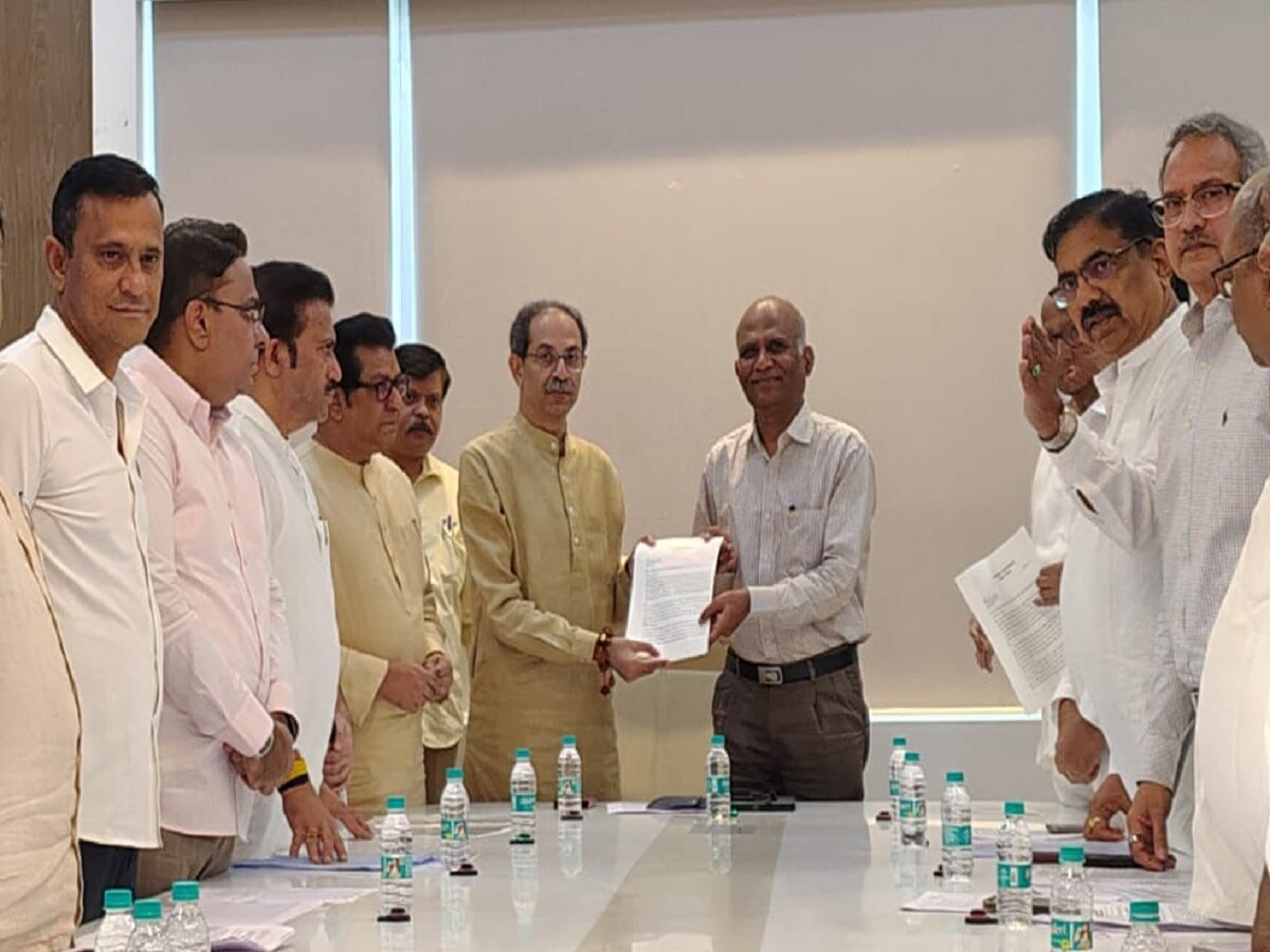 'वडिलांचं वय मुलाच्या वयापेक्षा कमी' राज ठाकरेंनी निवडणूक आयोगाच्या आयुक्तांसमोर सर्वच काढलं;'...त्यानंतरच निवडणुका घ्या!'