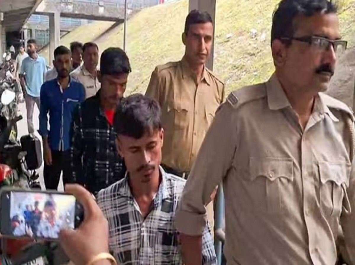 Durgapur Rape: 'त्याच्यावर कायद्यानुसार कारवाई करा, त्याने आमच्या...', सख्ख्या बहिणीनेच भावाला केलं पोलिसांच्या हवाली Durgapur Rape: 'त्याच्यावर कायद्यानुसार कारवाई करा, त्याने आमच्या...', सख्ख्या बहिणीनेच भावाला केलं पोलिसांच्या हवाली