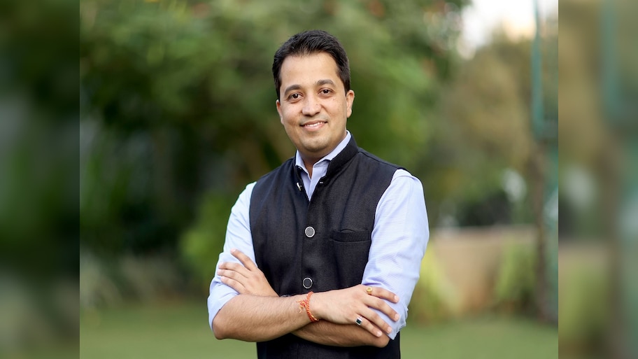 'भाजपचा माणूस, निवडणूक आयोगाचा मीडिया हाताळण्याचा आरोप', विरोधकांच्या निशाण्यावर असणारा देवांग दवे आहे तरी कोण?