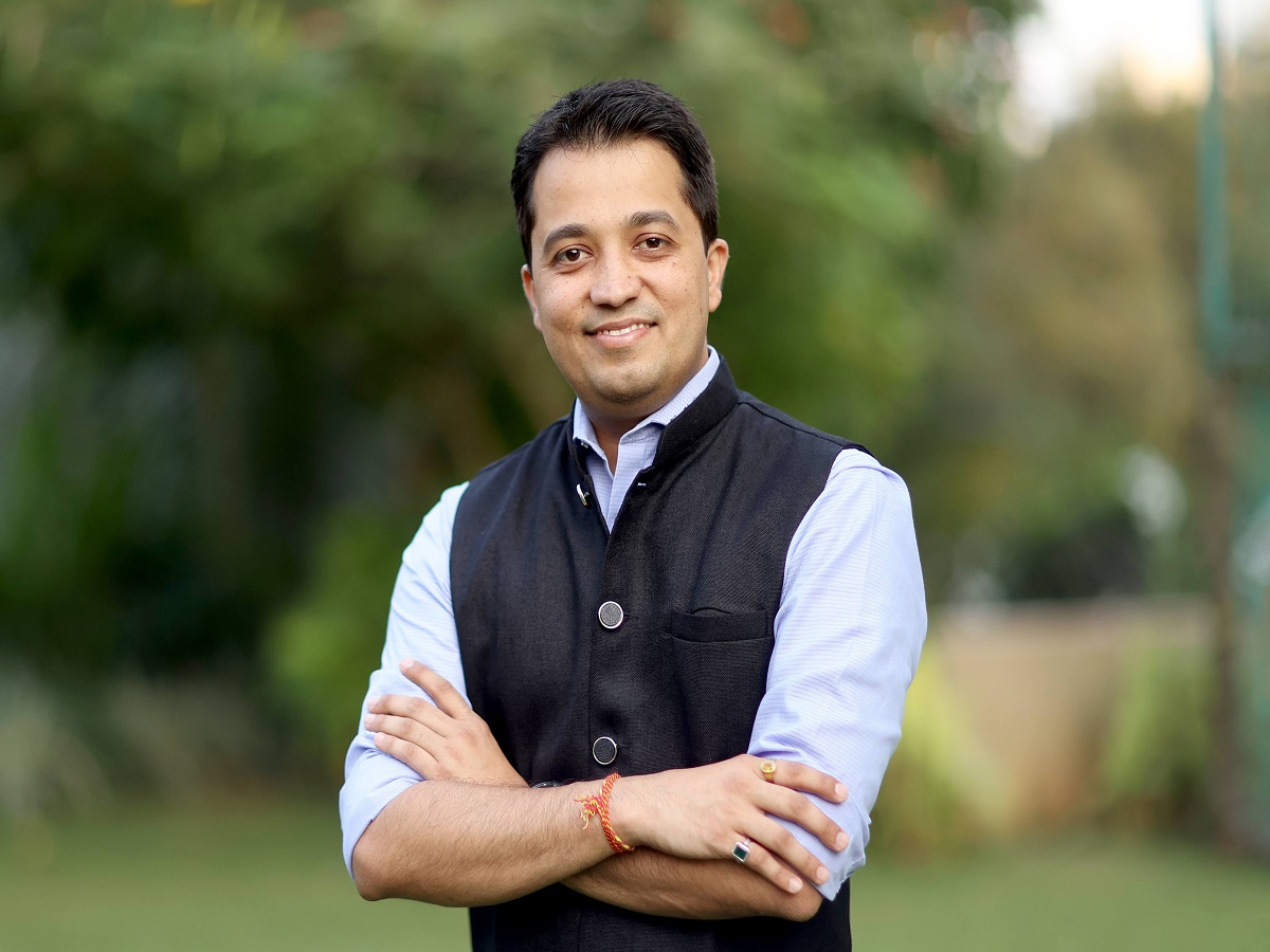 'भाजपचा माणूस, निवडणूक आयोगाचा मीडिया हाताळण्याचा आरोप', विरोधकांच्या निशाण्यावर असणारा देवांग दवे आहे तरी कोण? 'भाजपचा माणूस, निवडणूक आयोगाचा मीडिया हाताळण्याचा आरोप', विरोधकांच्या निशाण्यावर असणारा देवांग दवे आहे तरी कोण?