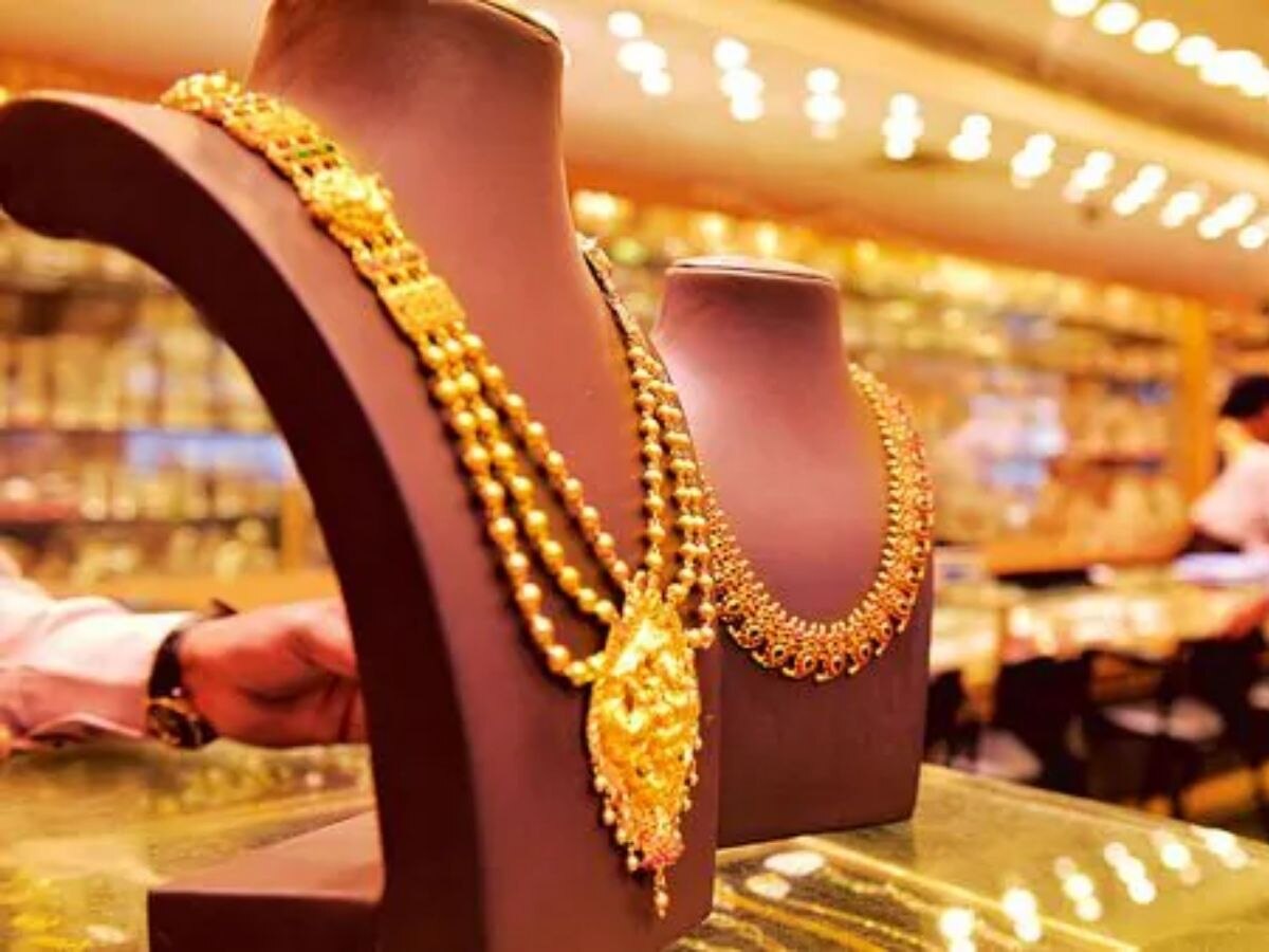 सोनं 35 टक्क्यांनी स्वस्त होणार, चांदी थेट 77 हजारांवर येणार? लक्ष्मीपूजनाला सोनं खरेदी स्वस्त होणार का? वाचा तज्ज्ञ काय सांगतात