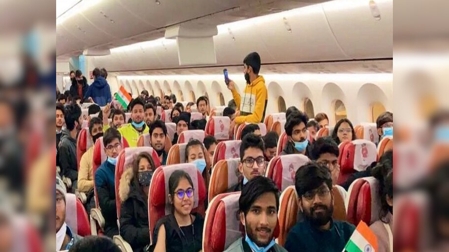 भारतातील विद्यार्थ्यांना ID दाखवून विमान प्रवासात मोठा डिस्काऊंट; कसा घ्यायचा फायदा?