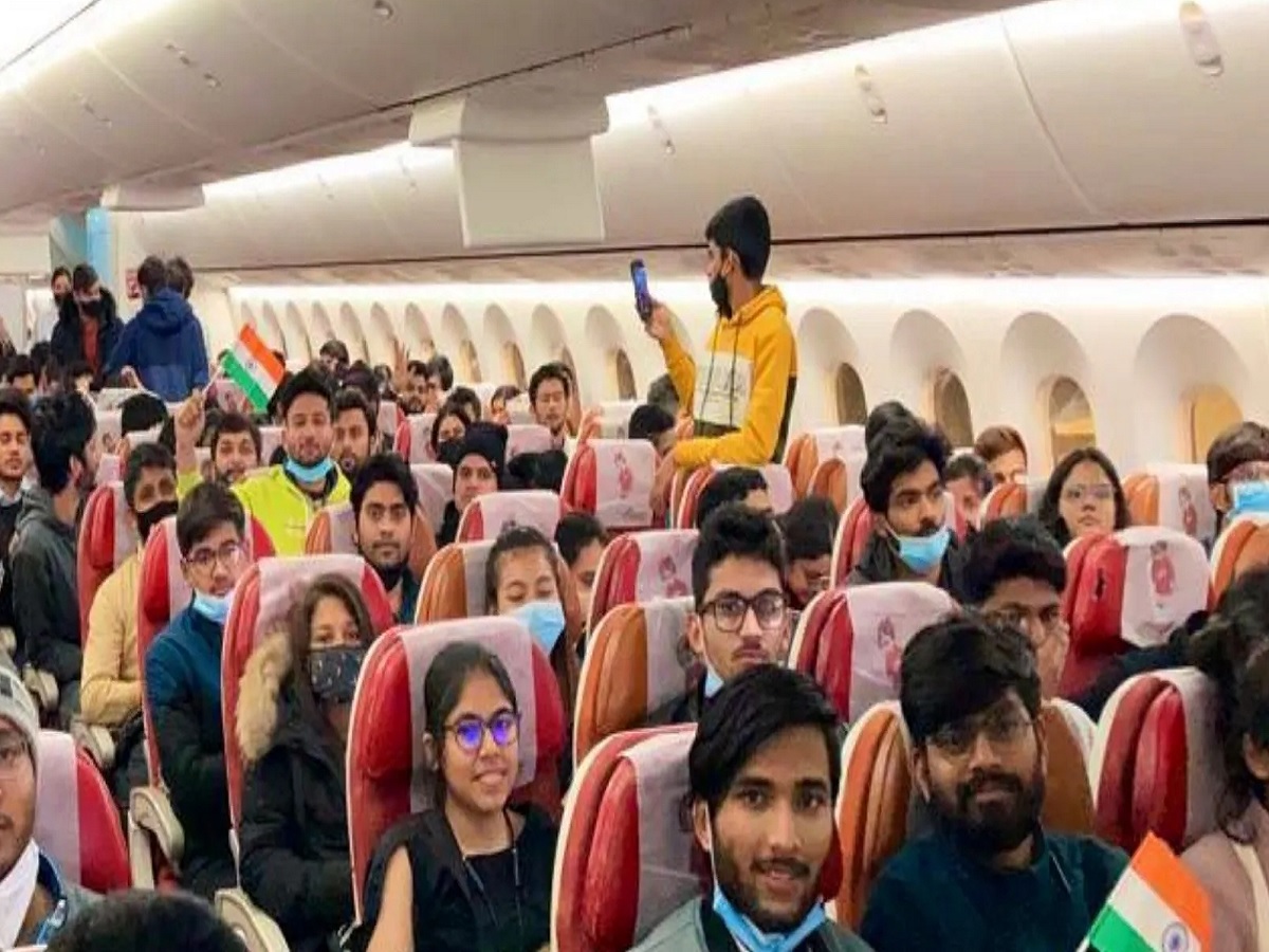 भारतातील विद्यार्थ्यांना ID दाखवून विमान प्रवासात मोठा डिस्काऊंट; कसा घ्यायचा फायदा? भारतातील विद्यार्थ्यांना ID दाखवून विमान प्रवासात मोठा डिस्काऊंट; कसा घ्यायचा फायदा?